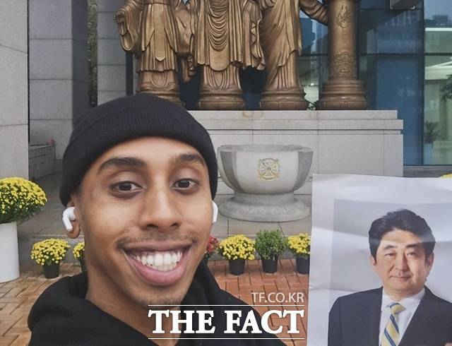 서울서부지법 형사1단독 박지원 부장판사는 15일 업무방해와 성폭력범죄의 처벌 등에 관한 특례법 위반(허위영상물 등의 반포) 등 혐의로 기소된 소말리에게 징역 6개월과 구류 20일을 선고했다. 재판부는 도주할 우려가 있다며 소말리를 법정구속했다. /조니 소말리 인스타그램 캡처