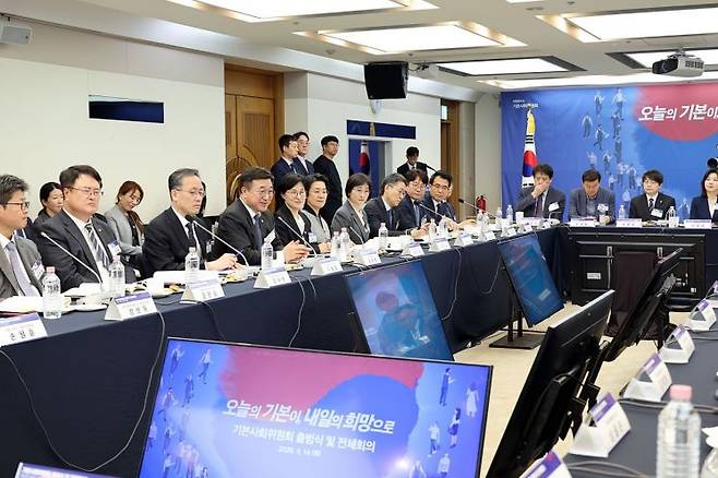 윤호중 행정안전부 장관이 14일 오후 서울 중구 한국프레스센터에서 열린 대통령 직속 기본사회위원회 출범식 및 제1차 전체회의에 참석해 모두 발언을 하고 있다. 행안부 제공