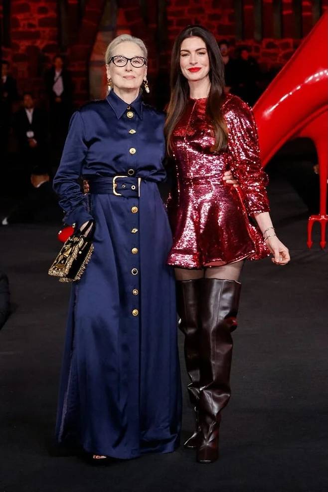 멕시코시티 프리미어에서 스텔라 맥카트니의 드레스와 사이 하이 부츠(Thigh-high boots) 룩을 입은 앤 헤서웨이. 스키아파렐리 드레스를 입은 앤 헤서웨이. @tdwp2