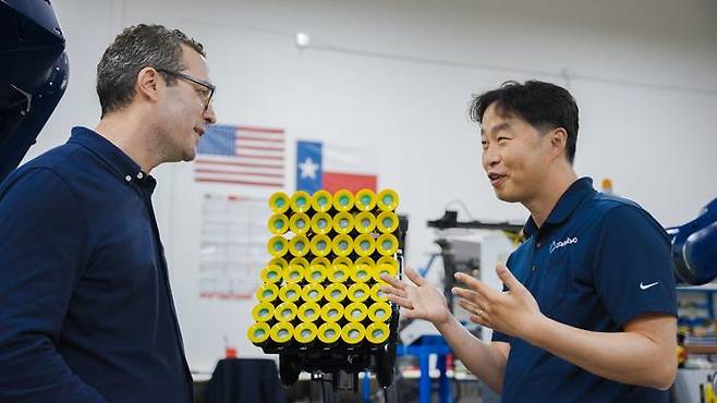 존 휴스(John Hughes) 쿠팡 AI·혁신 정책 담당 헤드(왼쪽)과 윤영목 콘토로 창업자.ⓒ쿠팡