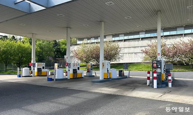 같은 시각 손님이 없어 한산한 인근 일반 주유소와 대조적이다. 파리=유근형 특파원 noel@donga.com