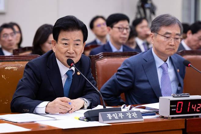 정동영 통일부 장관(왼쪽)과 조현 외교부 장관이 15일 국회에서 열린 외교통일위원회 전체회의에서 의원들의 현안 질의에 답하고 있다. 뉴스1