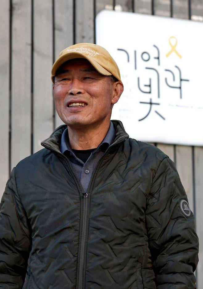 4·16세월호참사 가족협의회 직무감사인 김재만(62)씨가 8일 오후 서울 중구 세월호 기억공간 앞에서 한겨레와 인터뷰하고 있다. 이종근 선임기자 root2@hani.co.kr
