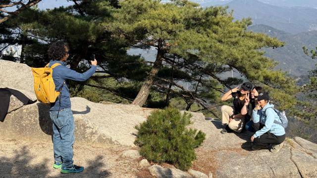 5일 서울관광재단의 '서울하이킹위크' 프로그램에 참여한 외국인 관광객과 재한 외국인들이 수락산 정상에서 기념 촬영을 하고 있다. 문지수 기자