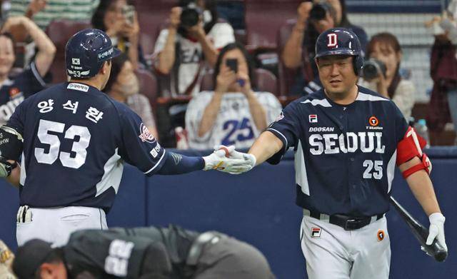 2023시즌 홈런을 친 두산 양석환(왼쪽)을 축하하는 양의지. 그는 올해 42억원의 연봉을 받아 KBO리그 최고 연봉 선수가 됐다. 연합뉴스
