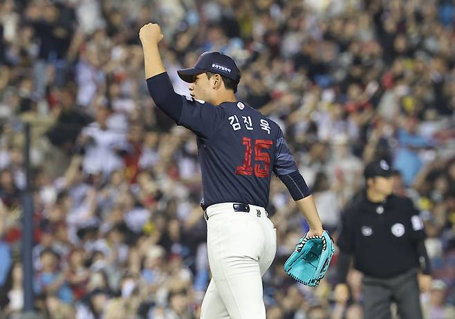 <yonhap photo-7093=""> 김진욱, 6회말 위기도 무실점 (서울=연합뉴스) 김성민 기자 = 15일 서울 잠실야구장에서 열린 2026 KBO 프로야구 롯데 자이언츠와 LG 트윈스의 경기. 6회말 2사 1,2루 위기에서 롯데 선발 김진욱이 무실점으로 이닝을 마친 후 기뻐하고 있다. 2026.4.15 ksm7976@yna.co.kr/2026-04-15 20:07:16/ <저작권자 ⓒ 1980~2026 ㈜연합뉴스. 무단 전재 재배포 금지, AI 학습 및 활용 금지></yonhap>