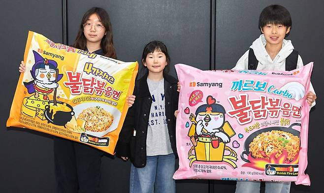 라면 산업의 현재와 미래를 조망할 수 있는 라면박람회 현장을 찾은 박서현·김서은·곽준혁(왼쪽부터) 학생기자.