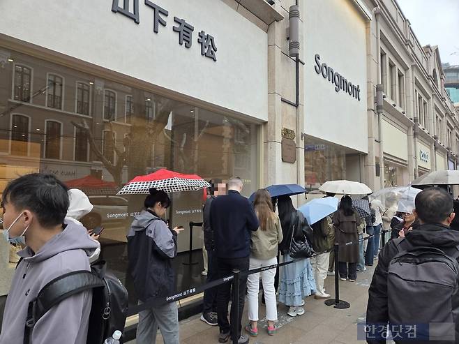 지난 11일 중국 상하이 화이하이루 거리에 있는 송몬트 매장 앞에서 소비자들이 입장을 기다리고 있다./사진=박수림 기자