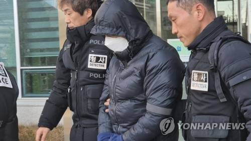 환경미화원을 상대로 갑질한 의혹을 받는 강원 양양군 소속 7급 운전직 공무원 A씨가 지난해 12월 5일 춘천지법 속초지원에서 열린 구속 전 피의자 심문(영장실질심사)을 마치고 나오고 있다. 연합뉴스