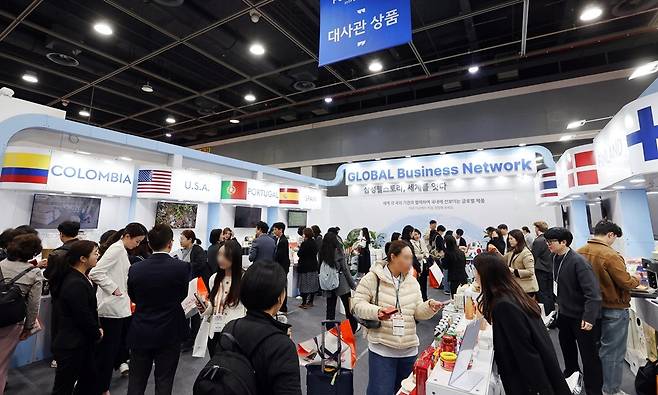 지난 8일 서울 양재동 aT센터에서 열린 '2026 웰스토리 푸드페스타' 행사장을 찾은 관람객들이 '글로벌 대사관' 부스에서 다양한 글로벌 상품을 살펴보고 있다. 삼성웰스토리