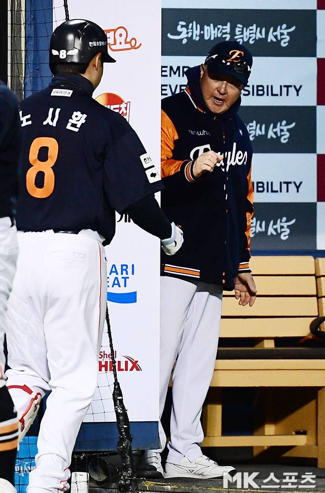 김경문 감독과 노시환. 사진=김영구 기자