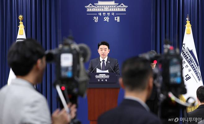 (서울=뉴스1) 허경 기자 = 강훈식 대통령 비서실장이 15일 청와대 춘추관에서 전략경제협력 대통령특사 활동 결과 관련 브리핑을 하고 있다. 2026.4.15/뉴스1 Copyright (C) 뉴스1. All rights reserved. 무단 전재 및 재배포, AI학습 이용 금지. /사진=(서울=뉴스1) 허경 기자