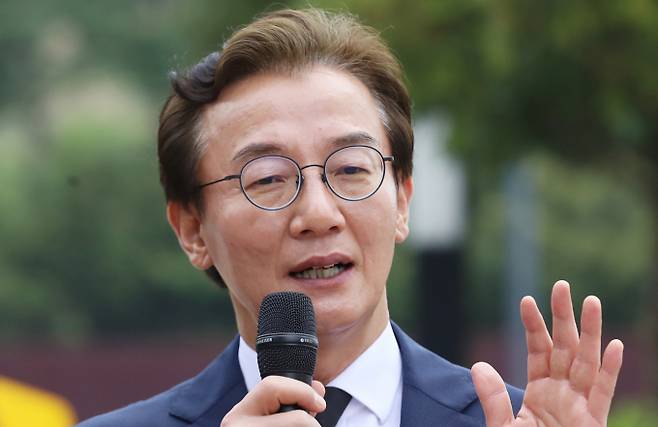 전재수 더불어민주당 부산시장 후보가 14일 오전 경남 김해 진영읍 봉하마을에서 해양수도 부울경 메가시티 공동 기자회견을 하고 있다. / 사진=뉴스1