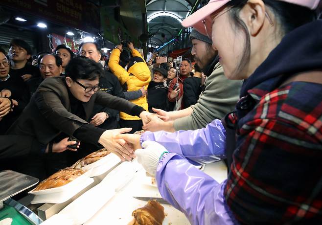 한동훈 전 국민의힘 대표가 지난 4월7일 오후 부산 북구 구포시장을 찾아 상인들과 인사를 나누고 있다. / 사진=뉴스1