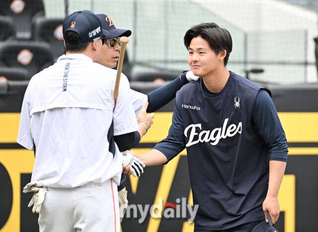 한화 이교훈이 14일 오후 대전 한화생명볼파크에서 진행된 '2026 프로야구 KBO리그' 한화이글스와 삼성 라이온즈의 경기전 훈련에서 코치들에게 인사를 하고 있다./대전 = 송일섭 기자