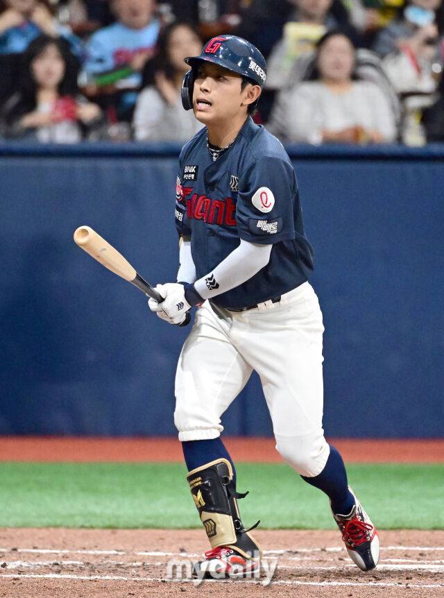 2026년 4월 12일 오후 서울 고척스카이돔에서 열린 '2026 신한 SOL KBO리그' 롯데 자이언츠와 키움 히어로즈의 경기롯데 황성빈이 3회초 선두타자로 나와 삼진을 당한 뒤 아쉬워하고 있다./마이데일리