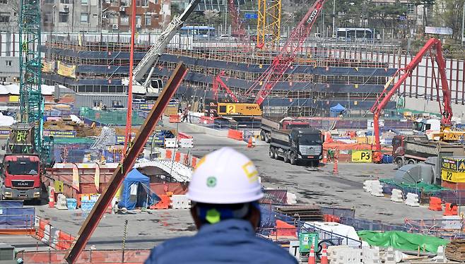 중동 전쟁 장기화로 러시아·우크라이나 전쟁 당시와 같은 ‘원자재 대란’이 재현될 수 있다는 우려가 커지고 있다. 사진은 8일 오후 서울 도심 내 한 공사현장의 모습. 임세준 기자