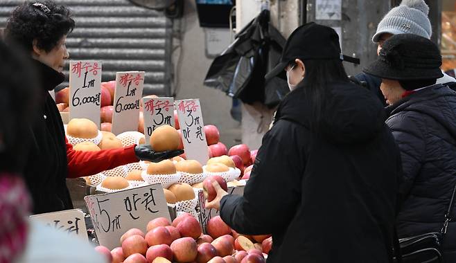 서울 동대문구 경동시장을 찾은 시민들이 제수용 과일을 살펴보고 있다. 임세준 기자