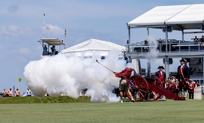 저스틴 토마스가 RBC 헤리티지 개막 세리머니에서 기념 티샷을 하고 있다. RBC 헤리티지 SNS