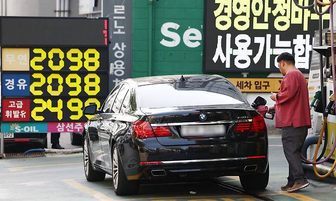 “기름 넣기 겁나네” 중동 전쟁 여파에 따른 고유가·고환율로 지난달 우리나라 수입 제품 가격이 28년여 만에 가장 큰 폭으로 오른 가운데 15일 서울 시내 주유소에서 한 시민이 차량에 기름을 넣고 있다. 이날 한국은행이 발표한 수출입물가지수 통계에 따르면 3월 기준 수입물가지수(169.38)는 전월보다 16.1% 올랐다. 뉴스1