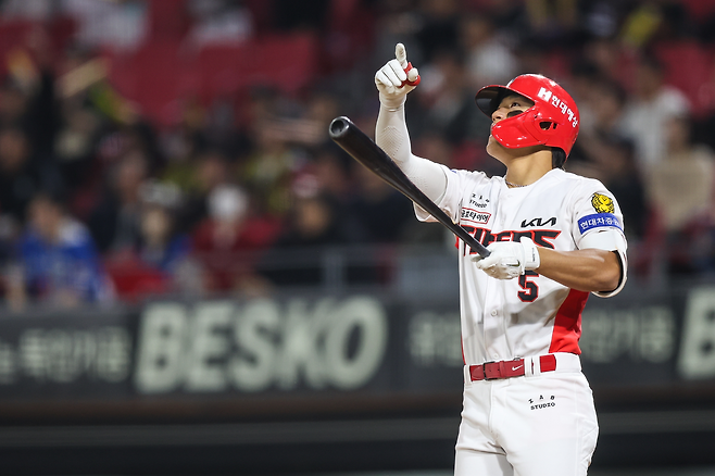 KIA 김도영이 14일 광주 키움전 5회 만루홈런을 때리고 손가락을 들어 세리머니하고 있다. KIA 타이거즈 제공
