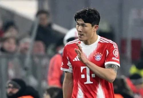 2025-2026시즌 유럽축구연맹(UEFA) 챔피언스리그 리그 페이즈 7차전 바이에른 뮌헨 대 위니옹 SG의 맞대결 김민재가 팬들에게 사과하며 퇴장 중이다. 로이터연합뉴스
