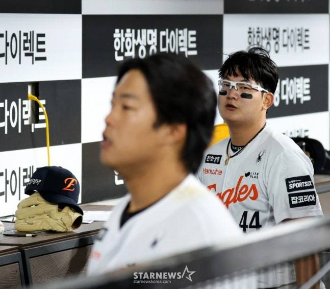 한화 마무리 김서현이 14일 대전한화생명볼파크에서 열리는 2026KBO리그 한화이글스와 삼성라이온즈 경기 9회초 역전을 허용한 후 강판, 더그아웃에서 아쉬움을 표하고 있다. /사진=강영조 선임기자