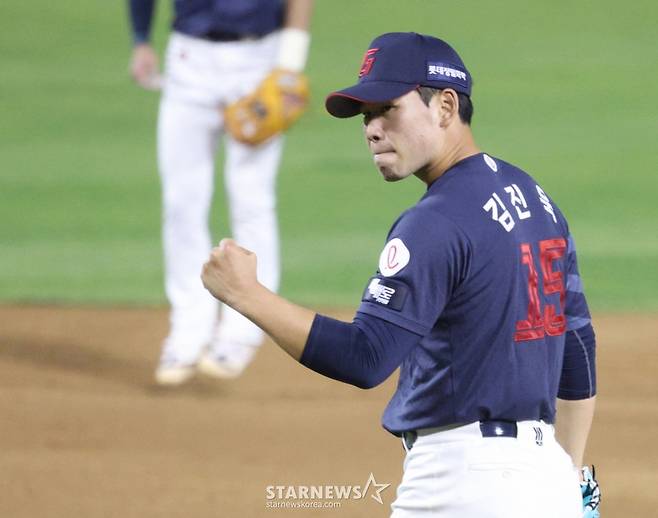 2026 신한 SOL KBO리그 LG 트윈스 대 롯데 자이언츠 경기가 15일 서울 잠실야구장에서 열렸다. 롯데 선발 김진욱이 5회말 2사 1,2루에서 LG 신민재를 삼진으로 돌려세운 후 환호하고 있다. /사진=김진경 대기자