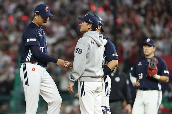 두산 베어스 투수 이영하가 선발 복귀전에서 고질적인 제구 난조 속에 아쉬움을 남겼다. 이영하는 15일 인천 SSG랜더스필드에서 열린 2026 신한 SOL뱅크 KBO리그 SSG 랜더스전에 선발 등판해 3이닝 5피안타 7탈삼진 3볼넷 3실점을 기록했다. 1회부터 불안한 흐름을 보였다. 이영하는 1회말 선두타자 박성한에게 스트레이트 볼넷을 내준 뒤 최정에게 좌익선상 2루타를 맞아 1사 2, 3루 위기에 처했다. 이영하는 김재환을 루킹 삼진으로 잡고 한숨을 돌렸다. 하지만, 이영하는 고명준에게 비거리 130m짜리 좌월 3점 홈런을 맞고 선제 실점을 허용했다. 3회에도 기예르모 에레디아에 안타를 맞고 폭투까지 허용하는 등 불안했다. 두산 베어스