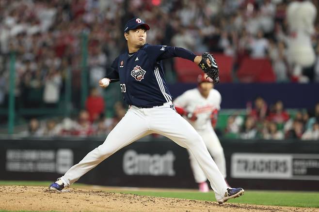 두산 베어스 투수 이영하가 선발 복귀전에서 고질적인 제구 난조 속에 아쉬움을 남겼다. 이영하는 15일 인천 SSG랜더스필드에서 열린 2026 신한 SOL뱅크 KBO리그 SSG 랜더스전에 선발 등판해 3이닝 5피안타 7탈삼진 3볼넷 3실점을 기록했다. 1회부터 불안한 흐름을 보였다. 이영하는 1회말 선두타자 박성한에게 스트레이트 볼넷을 내준 뒤 최정에게 좌익선상 2루타를 맞아 1사 2, 3루 위기에 처했다. 이영하는 김재환을 루킹 삼진으로 잡고 한숨을 돌렸다. 하지만, 이영하는 고명준에게 비거리 130m짜리 좌월 3점 홈런을 맞고 선제 실점을 허용했다. 3회에도 기예르모 에레디아에 안타를 맞고 폭투까지 허용하는 등 불안했다. 두산 베어스