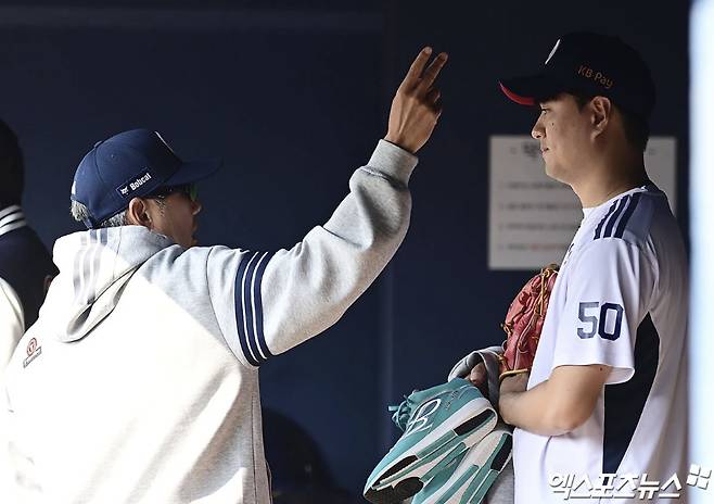 두산 베어스 투수 이영하가 선발 복귀전에서 고질적인 제구 난조 속에 아쉬움을 남겼다. 이영하는 15일 인천 SSG랜더스필드에서 열린 2026 신한 SOL뱅크 KBO리그 SSG 랜더스전에 선발 등판해 3이닝 5피안타 7탈삼진 3볼넷 3실점을 기록했다. 1회부터 불안한 흐름을 보였다. 이영하는 1회말 선두타자 박성한에게 스트레이트 볼넷을 내준 뒤 최정에게 좌익선상 2루타를 맞아 1사 2, 3루 위기에 처했다. 이영하는 김재환을 루킹 삼진으로 잡고 한숨을 돌렸다. 하지만, 이영하는 고명준에게 비거리 130m짜리 좌월 3점 홈런을 맞고 선제 실점을 허용했다. 3회에도 기예르모 에레디아에 안타를 맞고 폭투까지 허용하는 등 불안했다. 엑스포츠뉴스DB