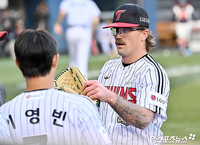 15일 오후 서울 송파구 잠실야구장에서 열린 '2026 신한 SOL Bank KBO리그' 롯데 자이언츠와 LG 트윈스의 경기, 1회초 수비를 마친 LG 웰스가 더그아웃으로 향하고 있다. 잠실, 김한준 기자