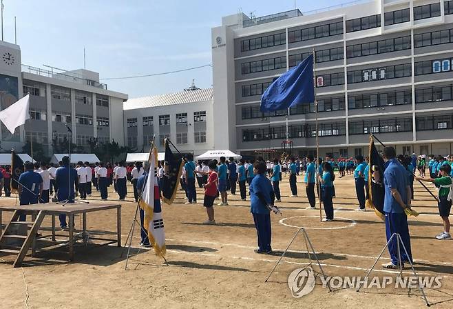 오사카 건국학교 운동회 (오사카=연합뉴스) 강성철 기자 = 조규훈 민단 단장이 재일동포 민족교육을 위해 설립한 오사카건국학교에서 초중고 전교생이 함께한 체육대회 모습. 2017.8.1 wakaru@yna.co.kr