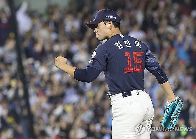 김진욱 '주먹 불끈' (서울=연합뉴스) 김성민 기자 = 15일 서울 잠실야구장에서 열린 2026 KBO 프로야구 롯데 자이언츠와 LG 트윈스의 경기. 5회말 2사 1,2루 위기를 넘긴 롯데 선발 투수 김진욱이 주먹을 쥐고 있다. 2026.4.15 ksm7976@yna.co.kr