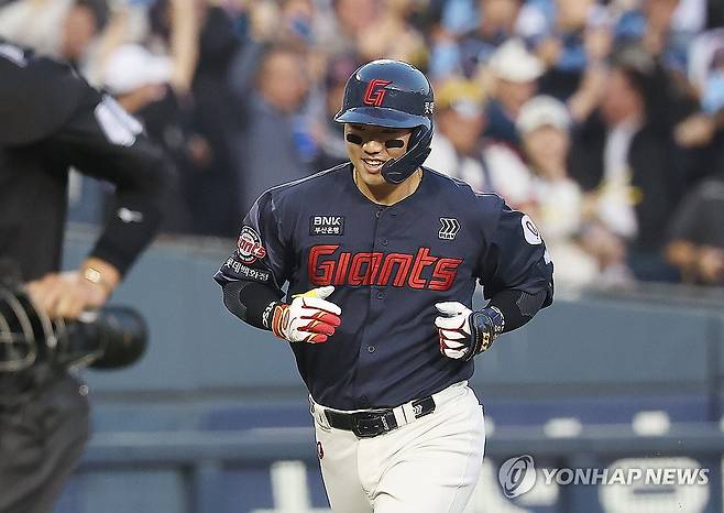 미소 보이는 손성빈 (서울=연합뉴스) 김성민 기자 = 15일 서울 잠실야구장에서 열린 2026 KBO 프로야구 롯데 자이언츠와 LG 트윈스의 경기. 3회초 1사 롯데 손성빈이 솔로홈런을 치고 그라운드를 달리고 있다. 2026.4.15 ksm7976@yna.co.kr