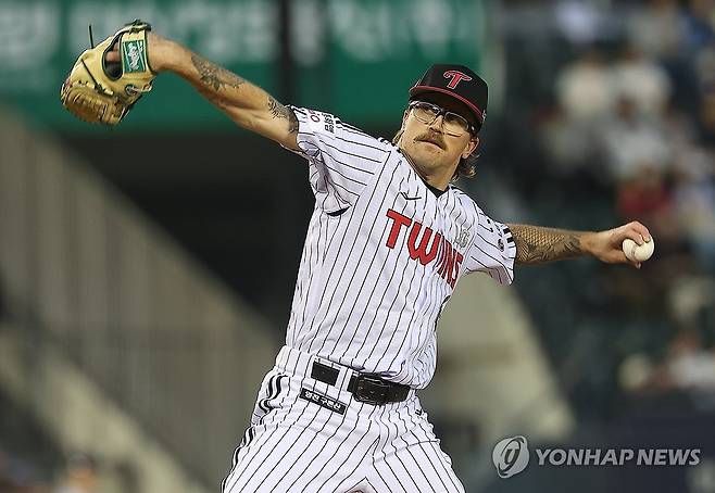 웰스, 계속되는 역투 (서울=연합뉴스) 김성민 기자 = 15일 서울 잠실야구장에서 열린 2026 KBO 프로야구 롯데 자이언츠와 LG 트윈스의 경기. 4회초 LG 선발 투수로 나선 웰스가 역투하고 있다. 2026.4.15 ksm7976@yna.co.kr