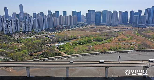 인천시가 2028년 인천 송도국제도시에서 ‘F1 그랑프리’를 개최하기 위한 절차에 본격 돌입한다. 사진은 송도국제도시 F1 추진 부지 전경. 2026.4.16 /조재현기자 jhc@kyeongin.com