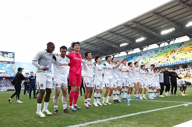 수원월드컵경기장서 열린 하나은행 K리그2 7라운드 경기서 수원 삼성을 물리친 김포선수단이 경기 종료후 단체 세리머니를 하고 있다. 사진=한국프로축구연맹