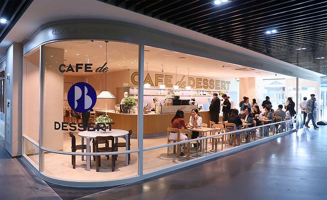 서울 강남구 서초역 인근 '카페 드 디저트(CAFÉ de DESSERT)' 매장 모습./사진=파리바게뜨