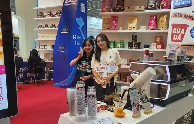 16일 서울 삼성동 코엑스에서 열린 '2026 서울커피엑스포'에 참가한 베트남 현지 커피 브랜드 관계자들이 부스에서 자사 제품을 홍보하고 있다. /사진=이안기 기자