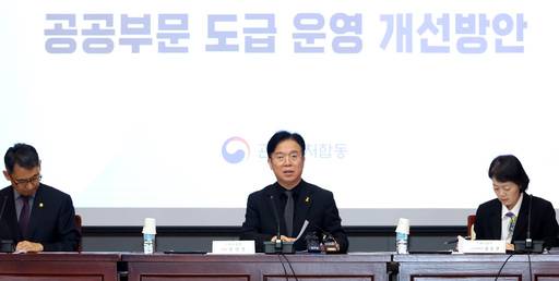 김영훈 고용노동부 장관이 16일 오전 서울 종로구 정부서울청사에서 열린 노동안전 관계장관회의에서 인사말을 하고 있다. /뉴시스