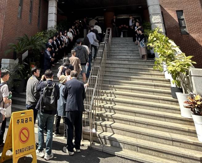 16일 서울 광진구 자양4동에서 열린 '조합설립을 위한 주민설명회'에서 건설사 관계자들이 주민들에게 인사하고 있다.(천상우 1000tkddn@)