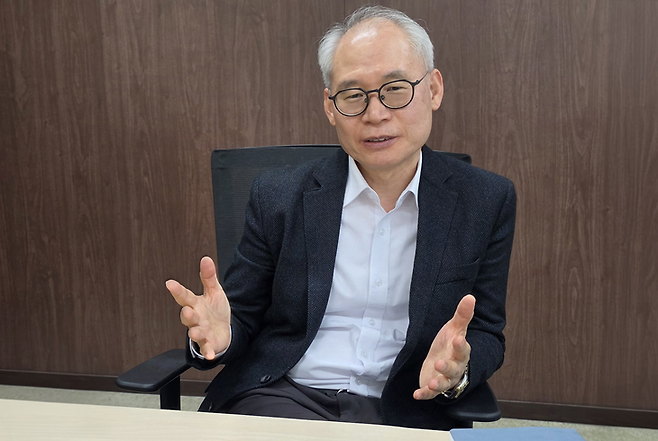 ▲지난 3일 서울 중구 새문안로 소재 에너지경제신문 회의실에서 이재완 한국항공대학교 항공우주정책대학원장이 대학원의 교육 과정·비전·역할과 국가 항공 탄소 감축 정책에 관해 설명하는 모습. 사진=박규빈 기자