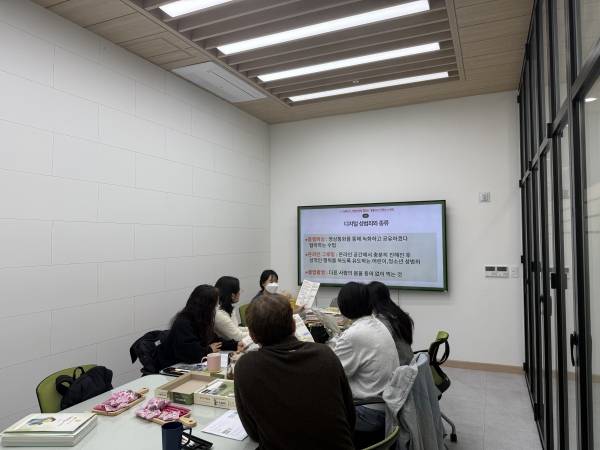 4월 3일(금), 오산시아동보호전문기관(관장 이희연)은 이음교육실천공동체(대표 김진영)와 함께 오산시아동보호전문기관 회의실에서 디지털성범죄예방교육 강사양성교육을 진행한 모습. ⓒ오산시아동보호전문기관