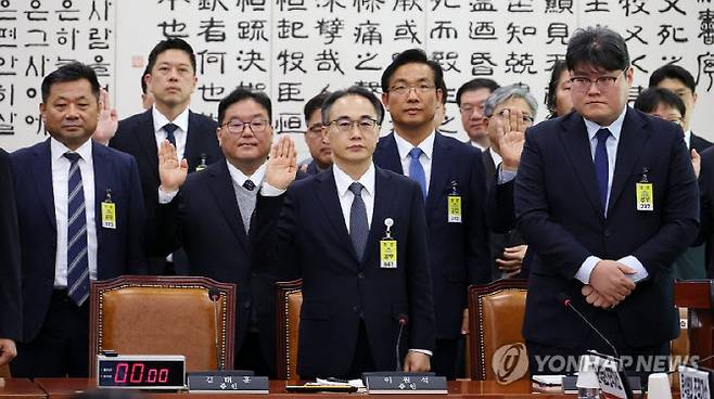 16일 국회 '윤석열 정권 정치검찰 조작기소 의혹 사건 진상규명' 국정조사특별위원회에서 열린 대장동·위례 개발비리 및 김용 전 민주연구원 부원장 관련 의혹 사건에 대한 청문회에서 이원석 전 검찰총장 등 증인들이 선서하고 있다. (사진=연합뉴스)