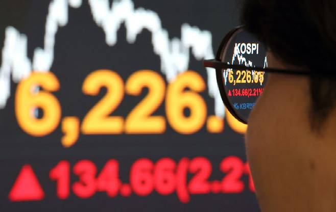 16일 서울 영등포구 여의도 KB국민은행 스마트딜링룸에서 딜러들이 업무를 하고 있다. 코스피는 전 거래일(6091.39)보다 134.66포인트(2.21%) 상승한 6226.05에, 코스닥 지수는 전 거래일(1152.43)보다 10.54포인트(0.91%) 오른 1162.97에 마쳤다. (사진=뉴시스)
