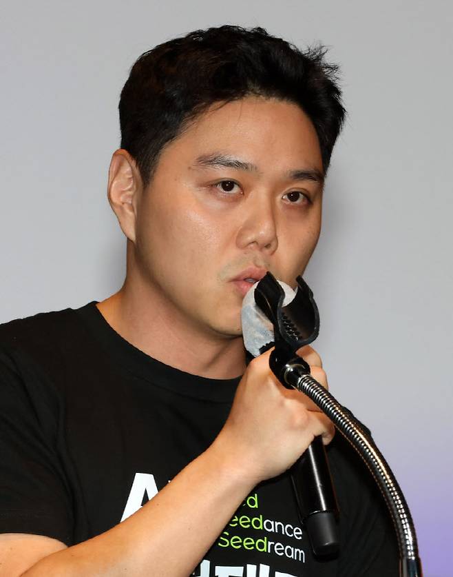 우현창 바이트플러스 AI파트너십 & 세일즈 스페셜리스트가 16일 서울 여의도 FKI타워에서 열린 'K-COMMERCE Summit 2026'에서 'AI 실험에서 실전으로: 이커머스 성장을 위한 실전형 생성형 AI도입 전략'이란 주제로 강연을 하고 있다.(사진=이데일리 방인권 기자).