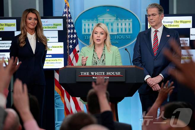 캐롤라인 레빗 백악관 대변인(가운데)이 15일(현지시간) 스콧 베선트 재무장관과 켈리 로플러 중소기업청장이 참석한 가운데 열린 브리핑에서 질문할 기자를 지명하고 있다. 2026.04.15. ⓒ 로이터=뉴스1