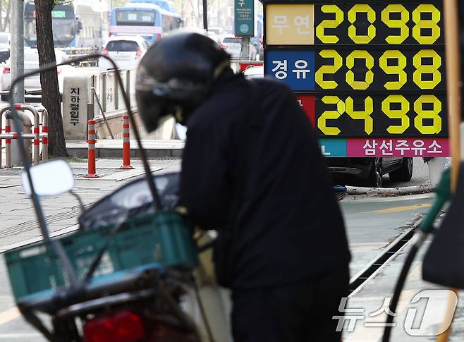 중동 전쟁 여파로 국제 유가와 원·달러 환율이 오며 지난달 우리나라 수입 제품의 전반 가격이 28년여 만에 가장 큰 폭으로 오른 가운데 15일 서울 시내 주유소에서 휘발유와 경유 가격이 2000원대에 판매되고 있다. 2026.4.15 ⓒ 뉴스1 김민지 기자