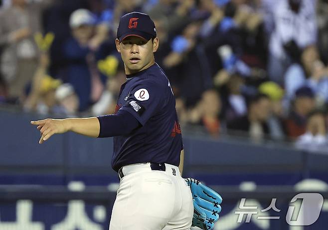 15일 서울 송파구 잠실야구장에서 열린 '2026 신한 SOL KBO리그' 롯데 자이언츠와 LG 트윈스의 경기, 6회말 2사 주자 2루 상황에 LG 문보경을 삼진으로 잡아 이닝을 끝낸 롯데 선발 김진욱이 더그아웃으로 들어가며 손짓하고 있다. 2026.4.15 ⓒ 뉴스1 박정호 기자